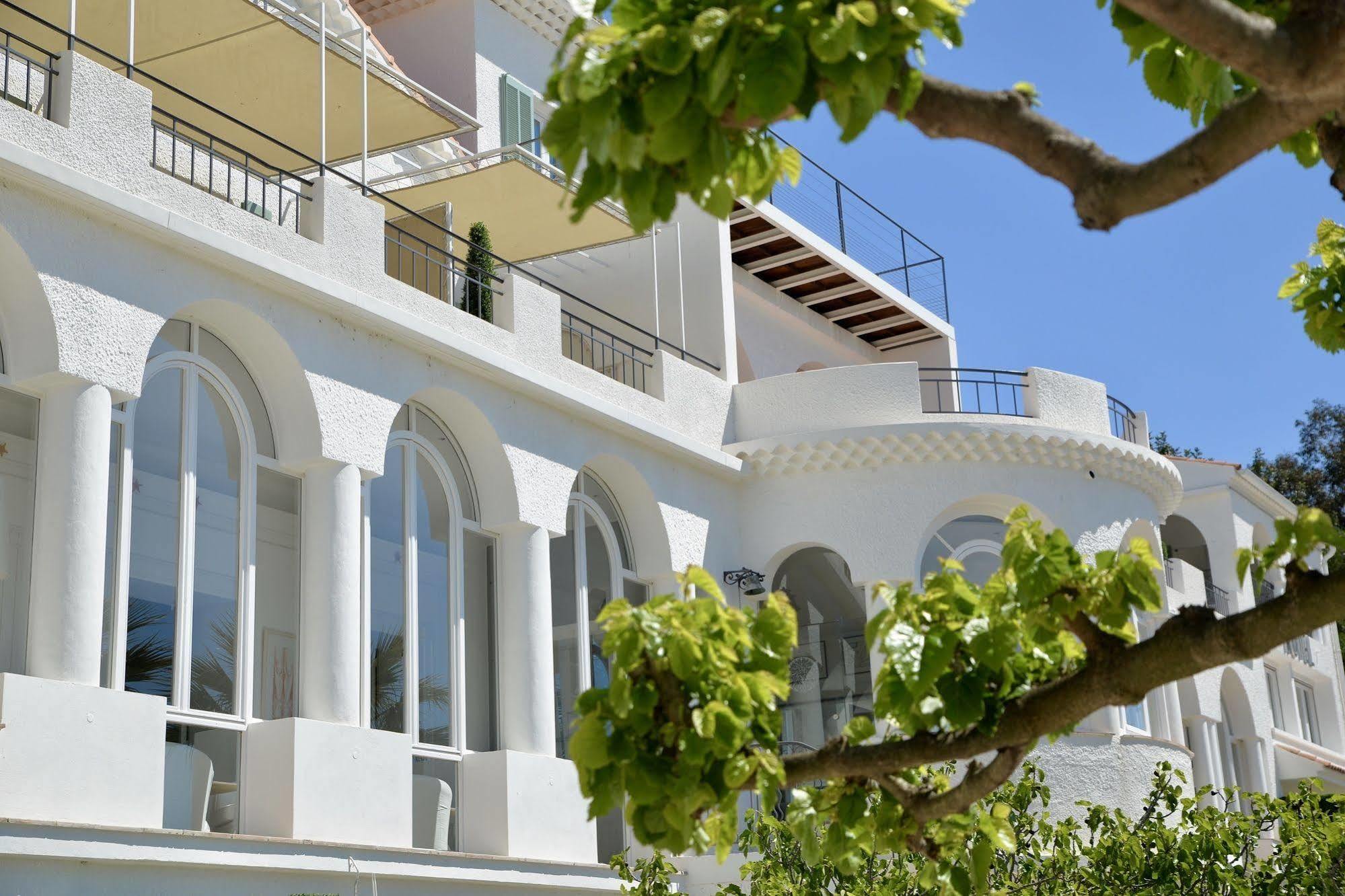 Auberge De La Calanque Le Lavandou Exterior photo